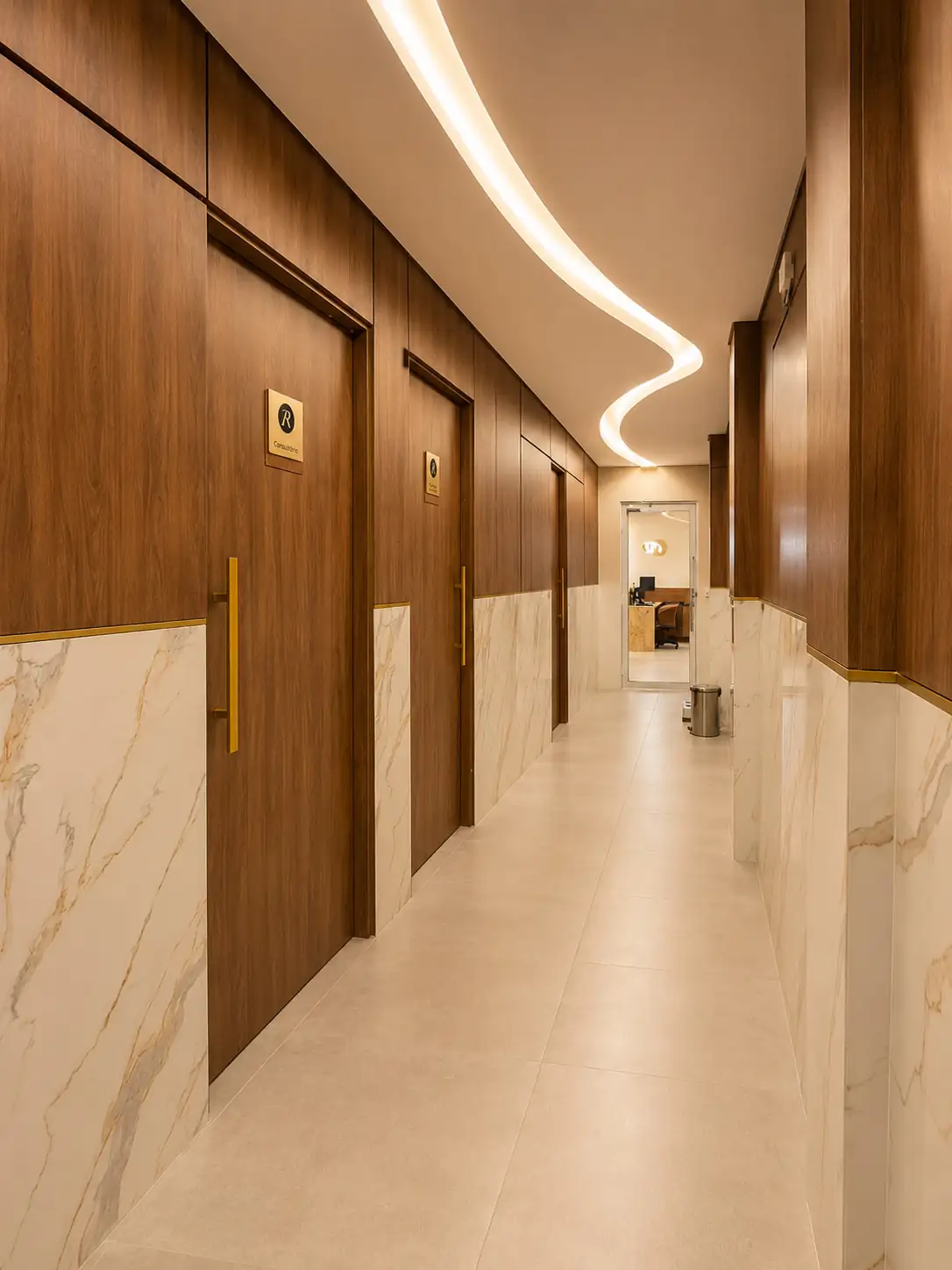 Corredor interno que dá acesso aos consultórios, revestido em madeira e mármore