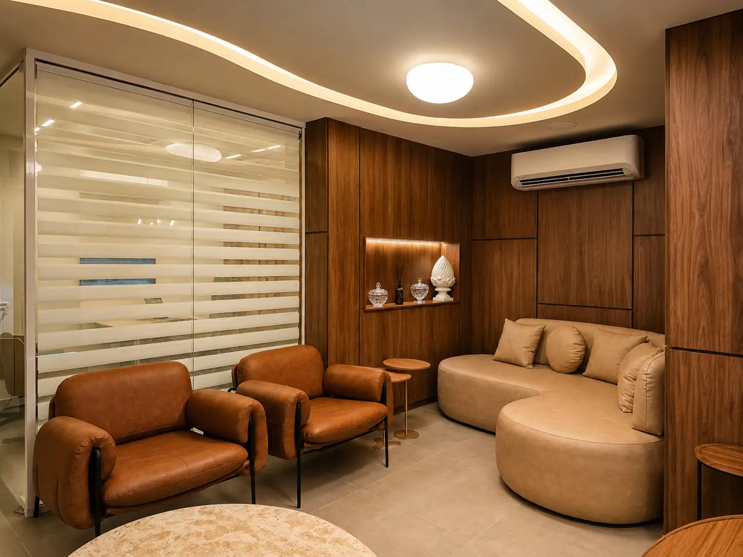 Sala de espera do Espaço Rafaela Nunes, com sofá curvo, poltronas e iluminação indireta